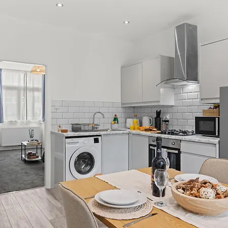Cosy Stylish 5-bed 3-bath, With Free Wi-fi, Garden And Parking * Manchester