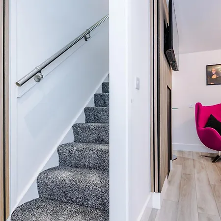 Minutes To The Coop Live Arena & Etihad Stadium - Free Parking With Ev Charger Holiday home *