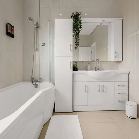 Nyaraló Bright And Cosy 3-bedroom Near - Free Parking - Sleeps 6