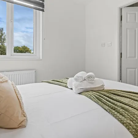 Cosy Stylish 5-bed 3-bath, With Free Wi-fi, Garden And Parking *