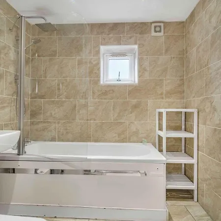 Gasthuis Guestready - Charming Retreat In Trafford 4*