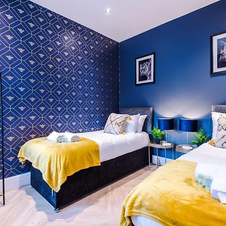 Stunning 5bed 3bath House, Parking,