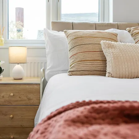 Cosy Stylish 5-bed 3-bath, With Free Wi-fi, Garden And Parking *