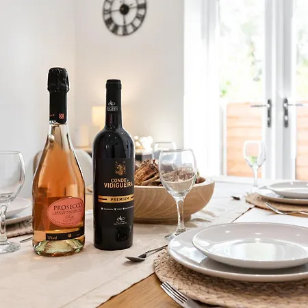 Cosy Stylish 5-bed 3-bath, With Free Wi-fi, Garden And Parking Hébergement de vacances Manchester