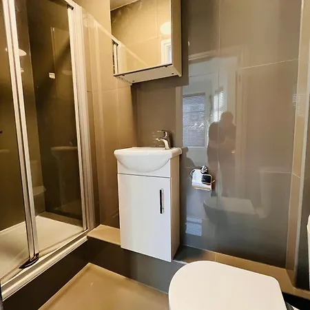 Prázdninový dům Stylish 5br 5ba In Salford Street Parking