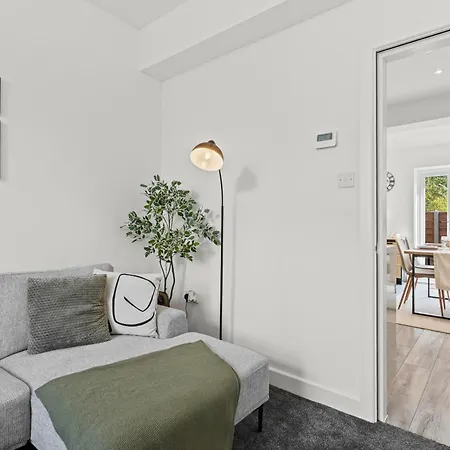 Cosy Stylish 5-bed 3-bath, With Free Wi-fi, Garden And Parking * マンチェスター