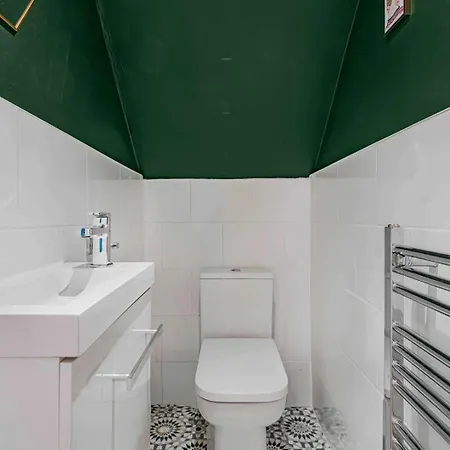 Guestready - Charming Retreat In Trafford 4*