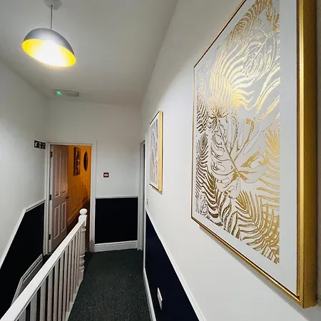 Stylish 5br 5ba In Salford Street Parking