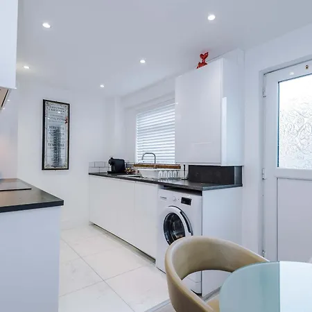 Holiday home Minutes To The Coop Live Arena & Etihad Stadium - Free Parking With Ev Charger Manchester