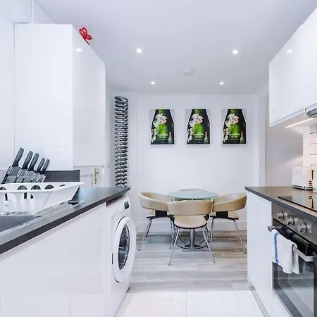 Holiday home Minutes To The Coop Live Arena & Etihad Stadium - Free Parking With Ev Charger Manchester