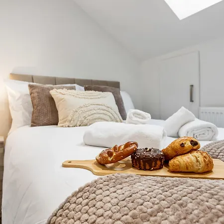 Cosy Stylish 5-bed 3-bath, With Free Wi-fi, Garden And Parking * マンチェスター