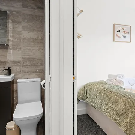 Hébergement de vacances Cosy Stylish 5-bed 3-bath, With Free Wi-fi, Garden And Parking *