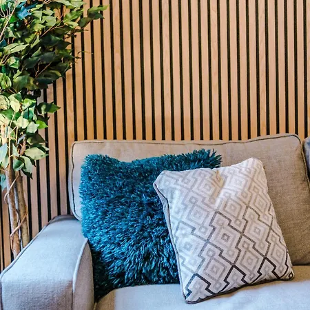 Stunning 5bed 3bath House, Parking, Nyaraló *