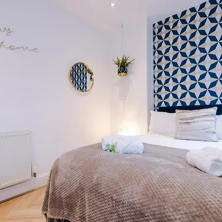 Stunning 5bed 3bath House, Parking, Сasa de vacaciones *