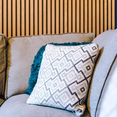 Stunning 5bed 3bath House, Parking, Сasa de vacaciones *