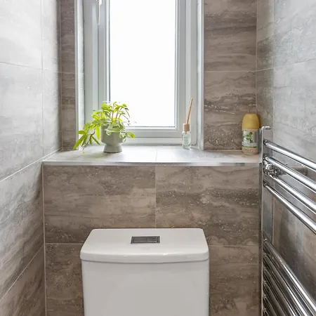 Cosy Stylish 5-bed 3-bath, With Free Wi-fi, Garden And Parking Holiday home Manchester