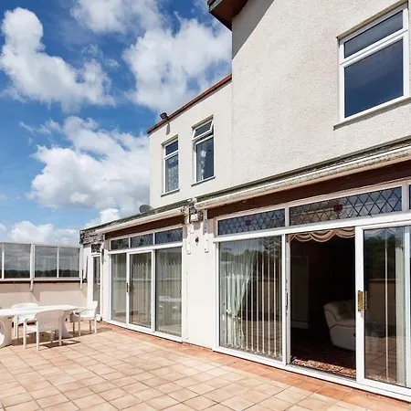 Beautiful 'mayfield' With Private Pool! בית נופש