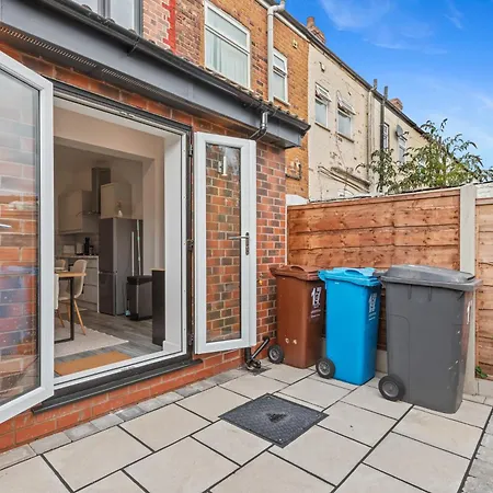 Cosy Stylish 5-bed 3-bath, With Free Wi-fi, Garden And Parking