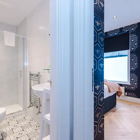 Stunning 5bed 3bath House, Parking,