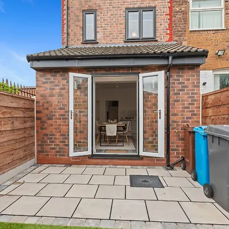 Cosy Stylish 5-bed 3-bath, With Free Wi-fi, Garden And Parking Hébergement de vacances *