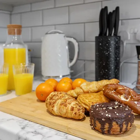 Cosy Stylish 5-bed 3-bath, With Free Wi-fi, Garden And Parking Hébergement de vacances Manchester