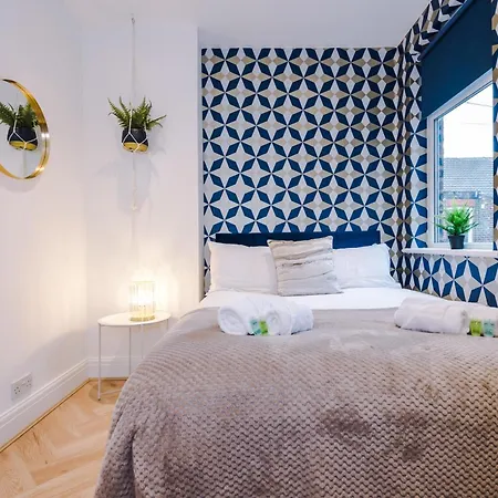 Stunning 5bed 3bath House, Parking, Сasa de vacaciones *