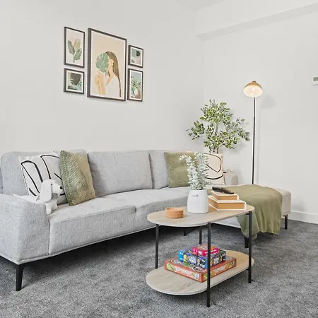 Cosy Stylish 5-bed 3-bath, With Free Wi-fi, Garden And Parking Holiday home