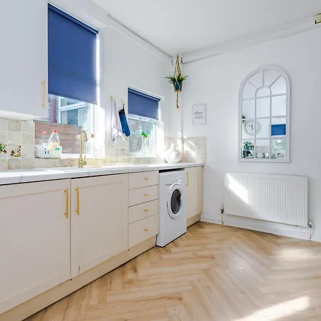 Spacious 4br With 3 Baths, בית נופש *