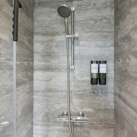 Cosy Stylish 5-bed 3-bath, With Free Wi-fi, Garden And Parking