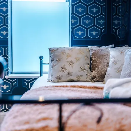 Stunning 5bed 3bath House, Parking, Nyaraló