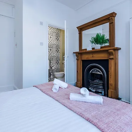 Spacious 4br With 3 Baths, Μάντσεστερ
