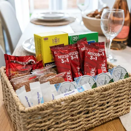 Cosy Stylish 5-bed 3-bath, With Free Wi-fi, Garden And Parking Hébergement de vacances