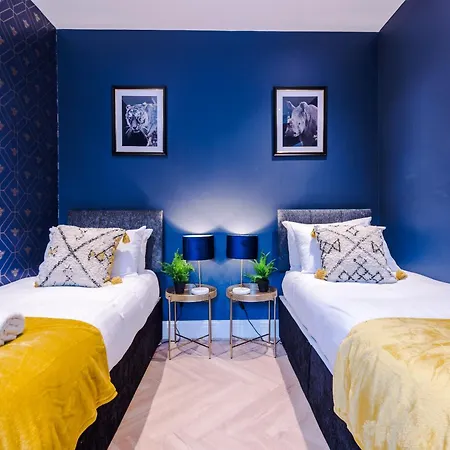 Stunning 5bed 3bath House, Parking, Nyaraló Manchester