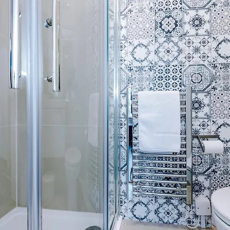 Spacious 4br With 3 Baths, Μάντσεστερ