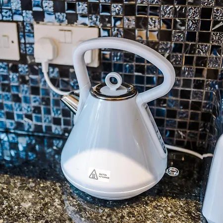 Stunning 5bed 3bath House, Parking, Nyaraló