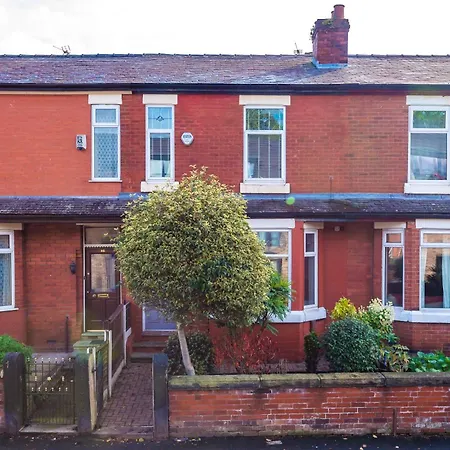 Spacious 4br With 3 Baths, Manchester