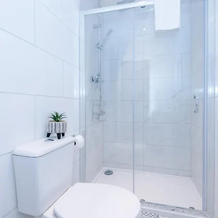 Stunning 5bed 3bath House, Parking, Сasa de vacaciones *