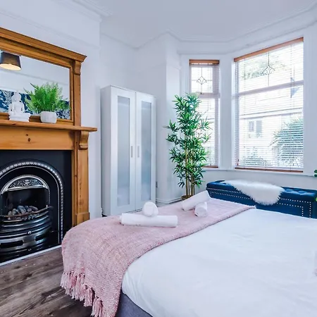 Spacious 4br With 3 Baths, מנצ'סטר