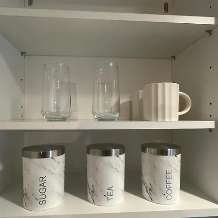 Modern Retreat With Gym Access In Salford, *