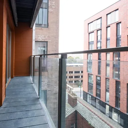 Modern 2 Bed With Balcony By Arndale