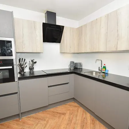 Modern 3bed Flat In W Security