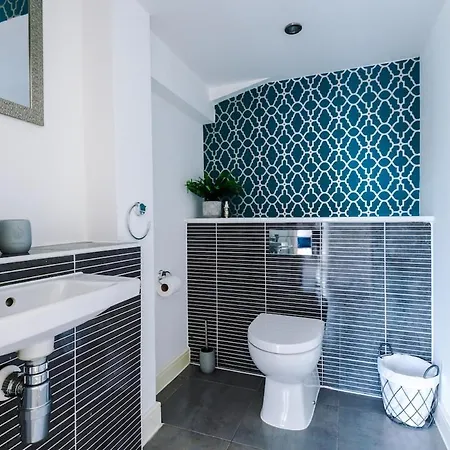 Stylish 4 Bedroom House - Parking, Wi-fi, Kitchen *