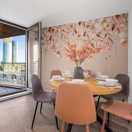 2 Bed Flat With Stunning Views By Superhost شقة