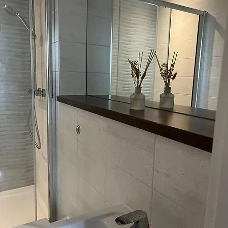 Joyful Group - Stylish 2br Retreat On Regent Road Apartment *