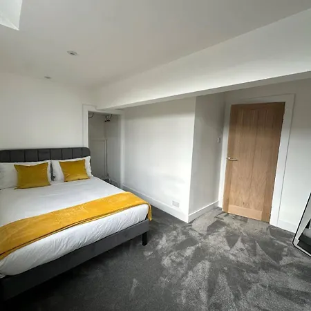 6 Guests Parking Near Old Trafford Football & Cricket 10 Mins To Ideal For Contractors & Professionals