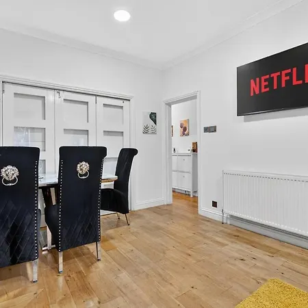 Four Bedroom House By Brookland Serviced Short Lets Salford With Free Wifi *