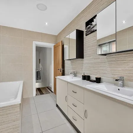 Salford Large 4 Bed Sleeps 7 Манчестер