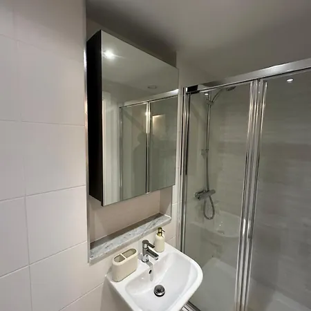 Apartman Modern Retreat With Gym Access In Salford, *