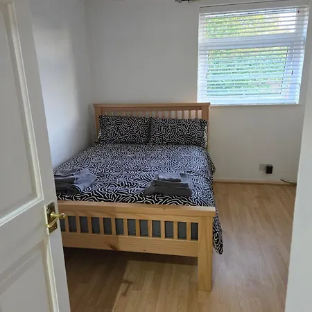 Stylish To Rent 100m From The Etihad And Coop Live شقة