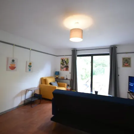Stylish 1br Retreat With Garden And Rustic Kitchen 펜션